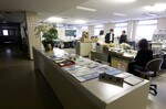 蛍光灯が消された未来工業の廊下。