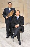 (左)<strong>北尾吉孝</strong>●SBIホールディングス代表取締役執行役員CEO (右)<strong>ジョン・ウー</strong>●映画監督