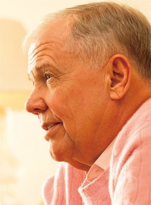 <strong>Jim Rogers</strong>●投資家。1942年生まれ。イェール大学卒業後、オックスフォード大学ベリオル・カレッジ修了。米陸軍に従事した後、ウォール街で働く。ジョージ・ソロスと投資会社クォンタムファンドを設立、10年間で4000%を超えるリターンを実現。37歳で引退し、世界を旅して回る傍ら、コロンビア大学で教鞭をとる。著書に『中国の時代』『人生と投資で成功するために』など。現在、シンガポール在住。