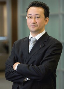 <strong>宮崎智彦●みやざき・ともひこ</strong><br>野村証券 産業戦略調査室 主任研究員。1968年、千葉県生まれ。東京大学理学部物理学科卒業。同大学院理学系研究科博士課程修了(理論物理)。2年間のベンチャー企業勤務を経て、99年に野村証券入社。金融研究所企業調査部で半導体、携帯電話業界などの分析を行う。その後外資系金融機関を経て、2005年に復帰。