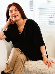 「まわりもこんな感じ。自分の好きな服を着てます」<br><strong>マネジメント会社 KiKi inc. 代表取締役 川崎あゆみ</strong>●age44。女子美術短大卒。出版などを経て1993年独立、カメラマンなど21人が所属するマネジメント会社経営。従業員8人。「若く見られたいとかはないんです。でも老けたとは思われたくないんですよね」。若者に人気のZUC Caの服、時計はロレックス、ネックレスはルイ・ヴィトン。指輪はFOREVER21で460円。