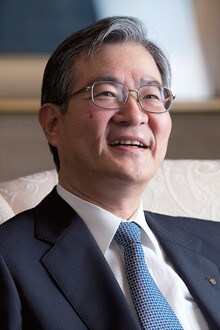 <strong>大和証券 グループ本社 社長・CEO 日比野 隆司</strong> ひびの・たかし●1955年、岐阜県生まれ。79年東京大学法学部卒業、大和証券入社。2002年経営企画部長、同年大和証券エスエムビーシー(現・大和証券キャピタル・マーケッツ)執行役員。04年大和証券グループ常務、07年専務、09年副社長。11年4月より現職。