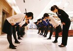 大半の人が首を下げているだけだが、腰からお辞儀をすることを心がけると、きれいに見えるという。