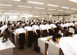 「ジャケットはお客様の前で着るもの」という考えから、朝礼では全員シャツ姿。