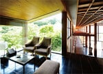 箱根の強羅花壇は、旅館でありながら、周囲が展望できるラウンジや、プール、アジア風のスパなど、リゾートホテル並みの設備を備える。世界を知る、元通訳の女将ならではのグローバルな展開である。