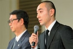 暴行事件について会見する歌舞伎俳優の市川海老蔵氏(右)。先に通報したのは海老蔵氏の妻だった。(PANA=写真)