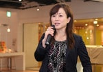 志村社長の声は低く、よく通る。いまでは男性向けの料理教室「+m」や子供向けの料理教室も展開する。