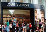 自粛ムードによる買い控えより、海外からの観光客減が問題……。(AFLO=写真)