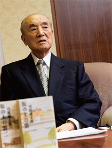 <strong>元内閣総理大臣 中曽根康弘</strong>●1918年、群馬県高崎市生まれ。東京帝国大学卒業後、旧内務省入省。戦時中は海軍主計少佐。47年衆議院に初当選。82年から87年まで内閣総理大臣として、三公社の民営化、行財政改革を推進。2003年の政界引退後も提言を続ける。大勲位菊花大綬章受章。「(御巣鷹山の日航機墜落事故は)ずっと心のおりになっていたね」。