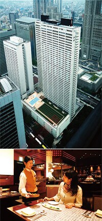 新宿の高層ビル街に屹立する京王プラザホテルは客室の稼働率85%をキープ。宿泊だけでなく餐飲部門も充実させて多様な顧客に対応する。写真の韓国料理「五穀亭」は韓国からの顧客に人気。