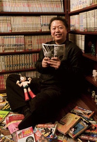 <strong>タケカワユキヒデ</strong>●1952年、埼玉県生まれ。東京外国語大学英米語学科卒。歌手・作曲家・エッセイスト。76年、ゴダイゴを結成。「ガンダーラ」「モンキー・マジック」「ビューティフル・ネーム」「銀河鉄道999」などの大ヒットを生む。マンガ評論家としてもつとに有名で、97~99年に手塚治虫文化賞の選考委員を務める。多数のマンガ家との交流も。