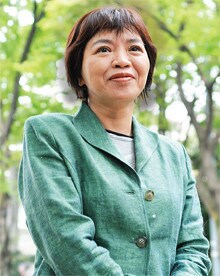 そのへんに「タレント本」でも転がしておけ!<br><strong>文芸評論家 斎藤美奈子</strong>●1956年、新潟県生まれ。成城大学経済学部卒。子育て雑誌の編集者などを経て、94年、初の評論『妊娠小説』を上梓。近著に『本の本』『文芸誤報』など。