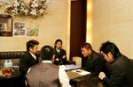 参加するのは男性従業員5人。電卓と、数字がぎっしり書かれたファイルを手に、てきぱきと進む。