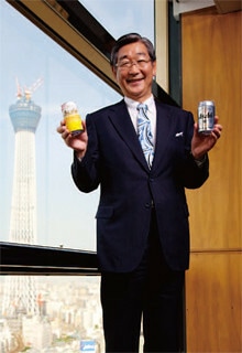 <strong>泉谷直木 アサヒビール社長</strong>●1948年生まれ。京都府出身。京都産業大学法学部卒。72年入社。86年から10年間広報マンとして活躍。経営企画部などを経て2003年取締役に就任。10年3月から現職。完成間近のスカイツリーを背に逆襲を誓う。