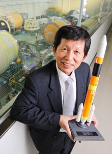 <strong>前村孝志</strong>●H-IIAロケット打上げ実施責任者。技監・技師長、宇宙プログラムオフィス長。1951年、和歌山県生まれ。県立桐蔭高校、早稲田大学理工学部卒業。75年、三菱重工業入社。名古屋航空機製作所で、液体ロケットのエンジン、機体の開発や打ち上げにかかわる。2006年より現職。
