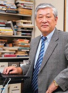 <strong>野口悠紀雄●のぐち・ゆきお</strong><br>1940年、東京都生まれ。東京大学工学部卒。<br>エール大学にて経済学博士号を取得。<br>旧大蔵省、東京大学教授、スタンフォード大学客員教授などを経て、現在は早稲田大学大学院ファイナンス研究科教授。<br>著書に前作『「超」整理法』をはじめ、『「超」勉強法』など多数。