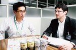 写真右から遠藤琢司氏(アサヒ)、柳井剛氏(ヨーカ堂)。自社の新商品が、スーパードライの客をとらないか細心の注意を配る。