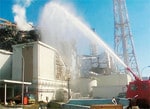 壊滅的に破損した福島第一原発の原子炉3基。消防庁レスキュー隊により決死の放水活動が展開されたが、復旧の目処は立っていない。(写真=陸上自衛隊/PANA)