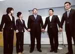 手をつなぎながらのコミュニケーションは自分の気持ちを100%伝えることができる、と稲川社長。