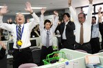 2人ペアになって行うストレッチ、「ハッピー体操」などでウオームアップ。