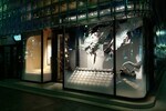 メゾンエルメスのエントランスでダイナミックな作品を発表したミヤケマイの作品。エルメスが馬具商であったことから龍の背に鞍がつけられている。