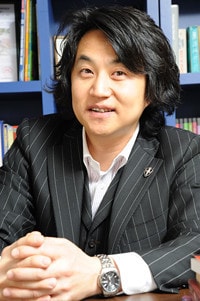 <strong>東進ハイスクール講師 安河内哲也</strong>●指導歴20年以上。企業研修も行う。長期海外留学経験なしで、TOEIC990点満点、英検1級、国連英検特A級、通訳案内士国家試験など、さまざまな資格を取得。