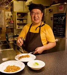 <strong><57歳で出店>和田 茂<br></strong>1948年、東京都生まれ。53歳のときに日本アイ・ビー・エムを早期退職。その後はIT系コンサルタントの傍ら、カレーづくりに開眼し、専門店出店を決意。定めた開業資金内での物件探しは苦労したというが、かつての勤務先界隈で土地勘のある茅場町(中央区新川)に決定、内装は手づくり・再利用を心がけ、半年後「カリー シュダ」を開店。