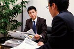 新人はあちこちに線を引いた日経新聞以外に、四季報や株価チャートなどを準備して打ち合わせに臨む。