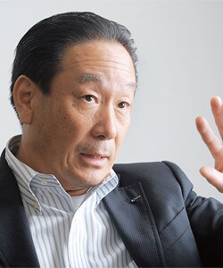 <strong>川本隆一</strong>●かわもと・りゅういち<br>1952年、愛知県生まれ。76年、早稲田大学理工学部卒業、伊奈製陶(現INAX)入社。半田工場に配属後、開発畑を歩く。2000年取締役、03年常務、06年専務。07年より現職。水温を自動調節する「サーモスタット混合水栓」や電源不要の「自動水栓」など数々のヒット商品を手がけた。