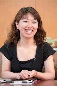 もともとはデザイナーの太田さん。丸形デザインにはこだわりがある。