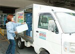 宅配事業を始めた当初は配送を業者に委託していた。自社で行っているいまは小回りが利く軽トラックを100台ほど所有する。