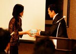 表彰を受ける人は照れながらも誇らしげだ。見守る仲間の目も温かい。