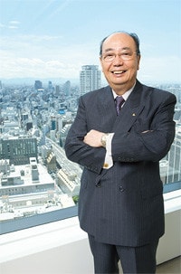<strong>レンゴー代表取締役社長 大坪 清</strong>●1939年、大阪府豊中市生まれ。神戸大学を卒業後、62年住友商事入社。入社後、尼崎にある傘下の製紙工場に出向。以降、紙パルプ部門を歩む。2000年6月、レンゴー社長に就任。現在、全国段ボール工業組合連合会理事長、関西生産性本部会長を務める。