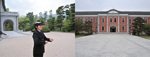 第一術科学校の幹部候補生学校庁舎(旧海軍兵学校生徒館、通称赤レンガ)。古い歴史を誇り、人々を魅了し続ける(右)。構内を案内してくれる海上自衛隊の女性自衛官。慎ましくも誇り高い姿にファンになる見学者もいるようだ(左)。