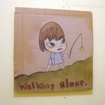 弘前で開催された「A to Z」展にて展示された奈良美智の「Walking alone」。
