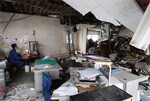 仙台本店の2階は、天井が落ちたまま。修理には手がつけられていない。1台あるパソコンを使って、この2階からテレビオークションに参加する。関東では品薄のため、関西からも仕入れる。