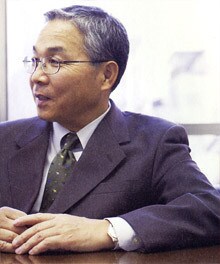 <strong>エルピーダメモリ社長兼CEO 坂本幸雄</strong><br>1947年、群馬県生まれ。<br>70年日本体育大学体育学部卒業。同年、日本テキサス・インスツルメンツ社へ入社し、副社長まで上り詰める。その後、神戸製鋼所執行社長補佐、日本ファウンドリー社(現UMCジャパン)社長を経て、2002年からエルピーダメモリ社長。現在は、社長兼CEO。「数字が、全部頭の中に入るまで、資料は読みこみます」。