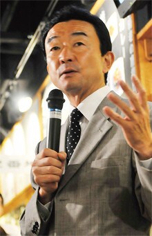<strong>桑原 豊</strong>●ワタミ社長兼COO<br>1958年、東京都生まれ。暁星高校卒業。すかいらーく、藍屋を経て、98年入社、2009年社長。今年8月セミセルフ方式のFF居酒屋「仰天酒場 和っしょい2」1号店をオープン。最終目標3桁出店を目指す。