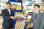 写真右から辻本秀樹氏(オークワ)、西口大輔氏(サントリー)。モンドセレクションとは、ベルギーのブリュッセルに本部を置く国際的な品評機関。