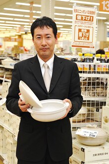 <strong>茂原直樹</strong>●HC商品部・家庭用品部 マーチャンダイザー 群馬県生まれ。1987年明治大学卒業後、いせや(現ベイシア)入社。HC富岡店に配属。カインズホーム黒磯店店長、キッチン用品バイヤー等を経て2000年、家庭用品事業部長に。この頃よりPB商品づくりのため海外工場の開拓を始める。08年、家庭用品部のマーチャンダイザー(原材料調達、商品開発から販売までの全工程を管理する商品のスペシャリスト)に就任。