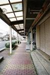 阿久根港の水揚げはイワシやサバ、アジが主体。なかでも一本釣りの「華アジ」が有名。駅前のアーケードで目立つのは郵便局と銀行だけ。買い物客の姿はなかった。