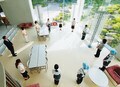 小さな“気付き”を積み重ねた「8カ条」を全員で唱和。お客をもてなす心を一つにする。