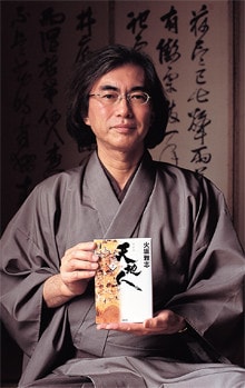 <strong>作家 火坂雅志</strong>●1956年、新潟県新潟市生まれ。早稲田大学商学部卒。88年、『花月祕拳行』で作家デビュー。『黒衣の宰相』『忠臣蔵心中』『蒼き海狼』等、時代小説を中心に活躍。第13回中山義秀文学賞受賞作の『天地人』はNHK大河ドラマの原作。中学校野球部在籍時、帽子のツバに『愛』と記していた。
