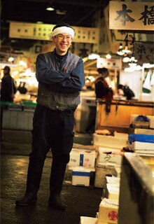 <strong>小山田和明</strong>●おやまだ・かずあき 1970年、東京都生まれ。父と祖父は2代にわたり、築地仲卸業者「小山田」を営む(現在は廃業)。立正大学文学部史学科卒業後、東都水産に入社。現在は東都小揚に勤務。「取材以上に執筆で苦労しました。こんなにキーボードを叩いたのは始めて」