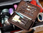訪問サービスに必携となる7つ道具。専用の器具を使えば、ベッドに寝たままのシャンプーも可能。ホームヘルパーの資格も取得した藤田さんは、寝たきりの高齢者も負担をかけずにカットできる。
