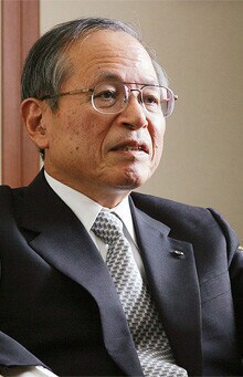 <strong>内田恒二</strong>●うちだ・つねじ<br>1941年、大分県生まれ。65年京都大学工学部精密工学科卒業、同年キヤノンカメラ(現・キヤノン)入社。97年取締役、99年カメラ事業本部長、2001年常務、03年専務、06年副社長を経て、同年5月より現職。入社後、一貫してカメラ開発部門に籍を置き、数多くの名機の開発に携わった。