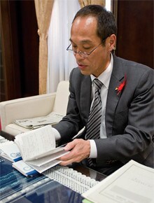 <strong>東国原英夫</strong>●1957年、宮崎県生まれ。2000年4月早稲田大学第二文学部入学、04年3月卒業。同年4月再び早稲田大学政経学部へ入学。07年1月23日第52代宮崎県知事に就任。近著に『決断力。』(創英社)。