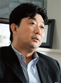 <strong>キーストーンフィナンシャル代表取締役 大坪勇二</strong>●1964年生まれ。新日鉄で9年間経理を担当したあと、ソニー生命のフルコミッション営業に転身。2006年、ホロスプランニング創設に参画し、08年より現職。著書に『手取り1655円が1850万円になった営業マンが明かす月収1万倍仕事術』がある。