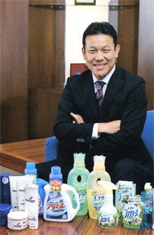 <strong>桐山一憲●P&Gジャパン代表取締役社長<br></strong>1962年、大阪府生まれ。85年、同志社大学商学部を卒業後、P&Gファー・イースト・インク(現P&Gジャパン)入社。2002年、営業統括本部長(日本・韓国)、06年ヴァイスプレジデント(グローバルスキンケア)を経て07年9月より現職。