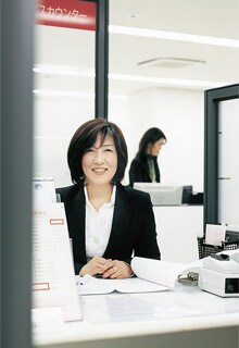 <strong>大竹広子</strong>●墨東エリア(本所・錦糸町・亀戸・小岩)営業第3部兼営業第4部。1981年短大卒業後、日本交通公社(現JTB)に入社。同社を結婚退社後も、2児の育児をしながら数々の営業をこなしてきた。4年半前から現職。「自分を生かすには営業しかないと思います」と語る。